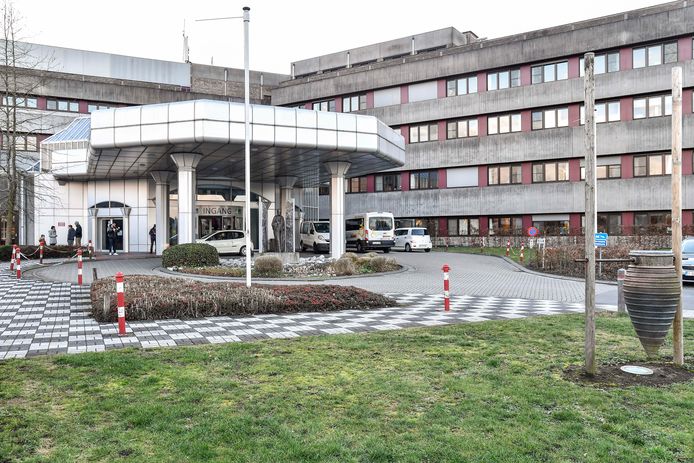 AZ Sint-Blasius wordt beter bereikbaar met openbaar vervoer: voortaan elk  halfuur pendelbus tussen station en ziekenhuis | Dendermonde | hln.be