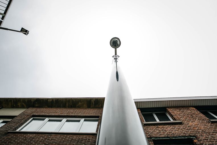 Een van de camera's die in Mechelen de voertuigen scant. Beeld Wouter Van Vooren
