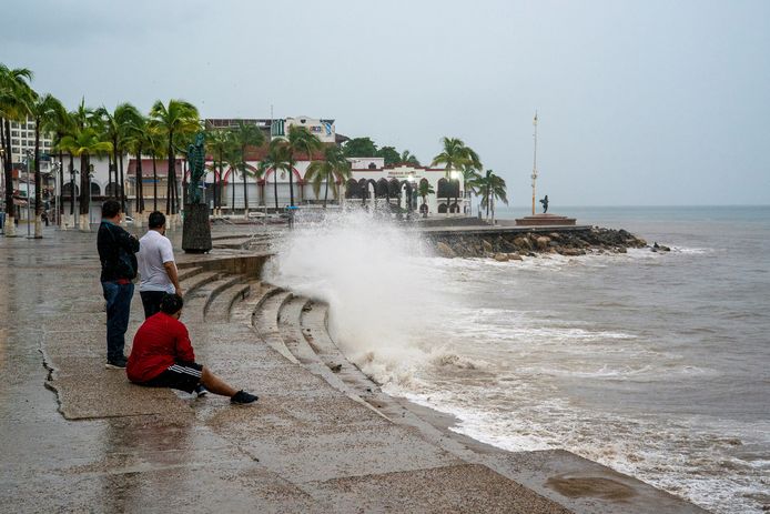Mannen kijken naar de golven in Puerto Vallarta, Mexico, in afwachting van de komst van orkaan Lidia.