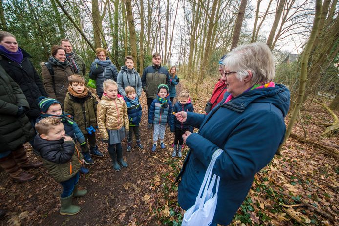 Laura Brummelhuis (r), hier met jong en oud op zoek naar dierensporen. Zaterdag leidt ze de bezoekers van de Nacht van de Nacht door de duisternis.