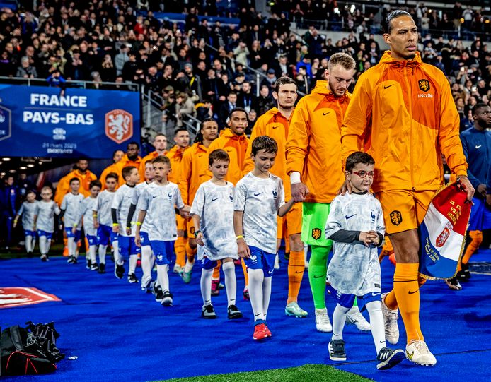 De Oranje-spelers betreden het veld in Frankrijk.