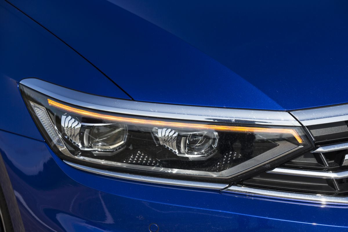 De richtingaanwijzer horizontaal boven de verlichting in de Volkswagen Passat Variant.
