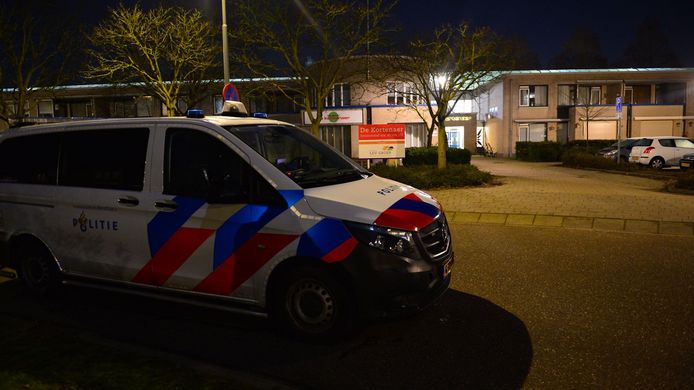 De politie bewaakt een woning in seniorencomplex De Kortenaer in Helmond, waar eerder op de nacht een steekpartij heeft plaatsgevonden.