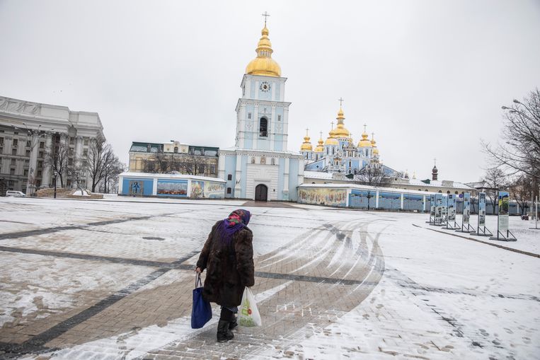 Een oude vrouw loopt door het centrum van Kiev. De stad is volledig uitgestorven. Beeld Francesca Volpi