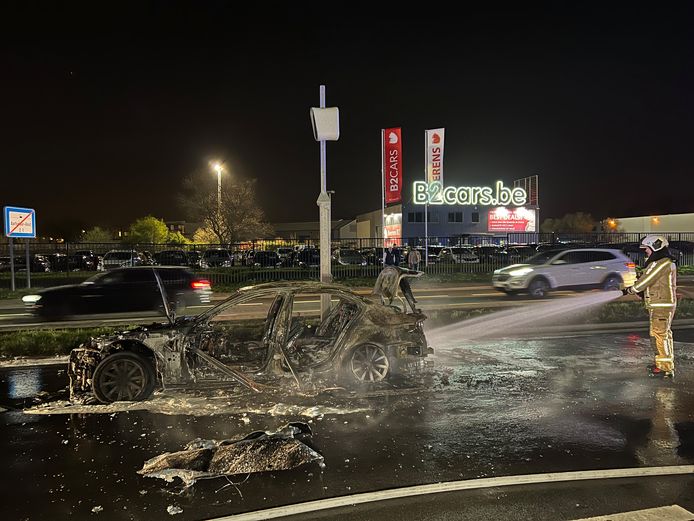 Het verkeer werd ernstig gehinderd door de autobrand.