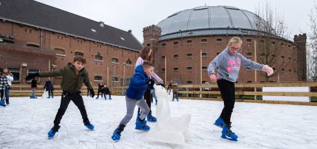 IJspret achter de gevangenismuren: ‘In de ochtend komen vaak jongere kinderen schaatsen’ 