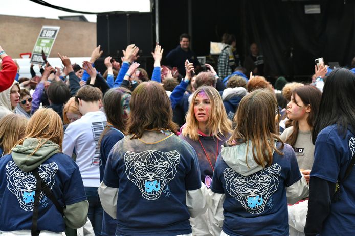 In Roeselare vierden ze de 50 dagen in plaats van de 100 dagen. De jongeren gingen vanaf 6u 's morgens uit de bol op het Polenplein.
