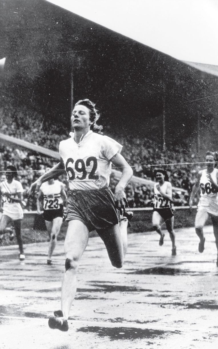 Fanny Blankers-Koen wint de 200 meter op de Spelen in Londen. Beeld ANP