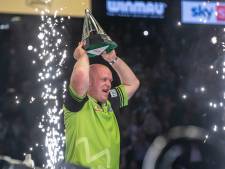 Michael van Gerwen schrijft dartshistorie met zevende Premier League-titel: ‘Dit doet veel met me’