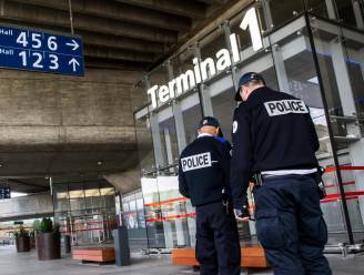 Vrouw met 581 (!) fardes sigaretten in haar koffers opgepakt in luchthaven Parijs