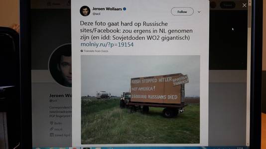 De tweet van NOS-correspondent Jeroen Wollaars over het eerste pro-Russische billboard van Hugo Jansen langs de A4.