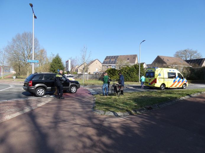 De fietser werd per ambulance naar het ziekenhuis gebracht.