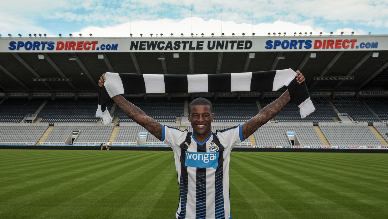 Giorginio Wijnaldum houdt trots de vlag van zijn nieuwe club Newcastle in de lucht. Beeld getty