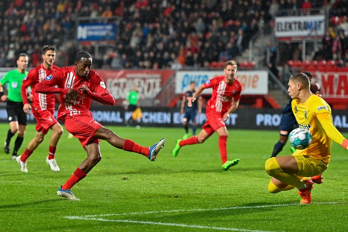 Joshua Brenet passeert doelman Kjell Scherpen en zet FC Twente op een 1-0 voorsprong.