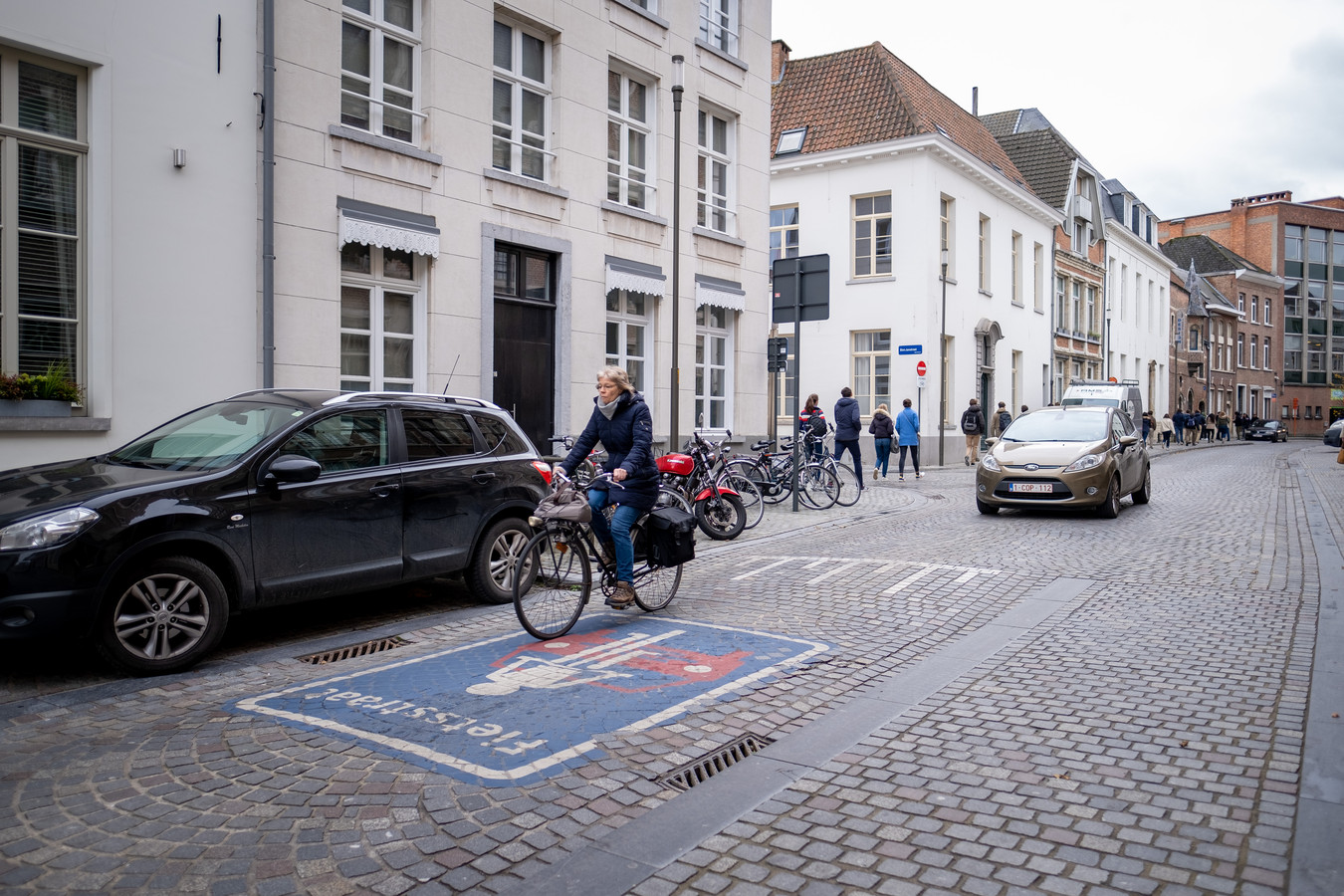 Politie betrapt 27 chauffeurs die fietsers inhalen in stadscentrum ...