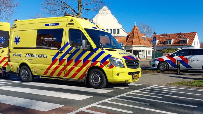 Hulpverleningsvoertuigen op de plek van de aanrijding op de Pathmossingel.
