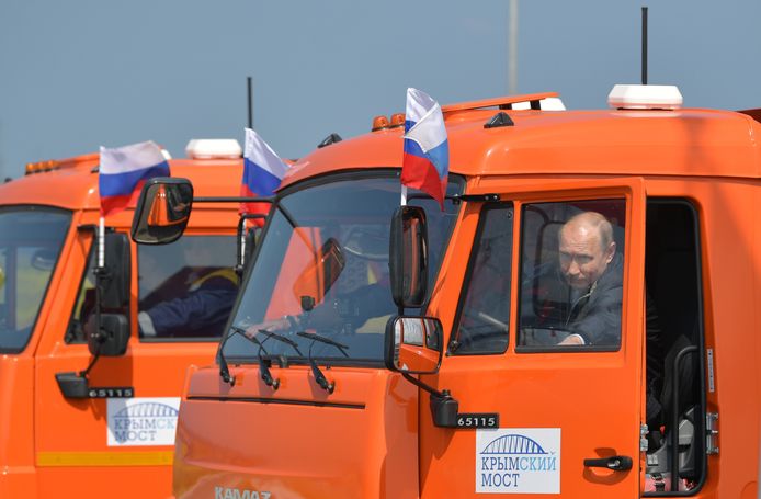 President Poetin kroop zelf achter het stuur van een vrachtwagen.