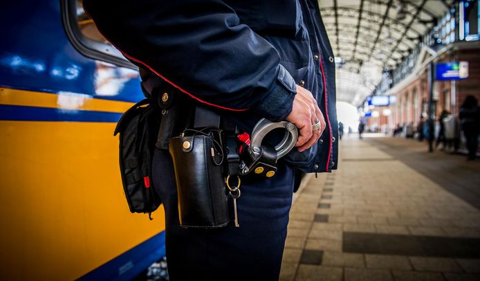 Handboeien bij een service- en veiligheidsmedewerker van NS.