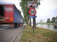 Ter illustratie: zwaar verkeer op de Westdijk in Tisselt
