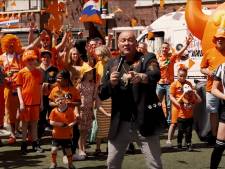 ‘Oh, Oh, Oranje’ Rasoptimist John Medley zingt Oranje naar de volgende ronde