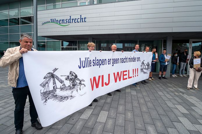 De actiegroep Windstil Ossendrecht geeft de juridische strijd tegen de Ze-Bra-windmolens nabij het dorp nog niet op en heeft nu ook bezwaar gemaakt tegen aankomend rijksbeleid dat volgens hen te soepel dreigt te worden.