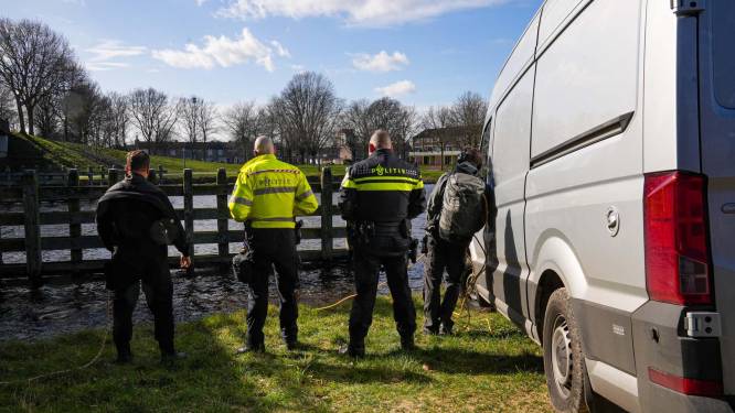 Politieduikers speuren in de Zuid-Willemsvaart bij Helmond