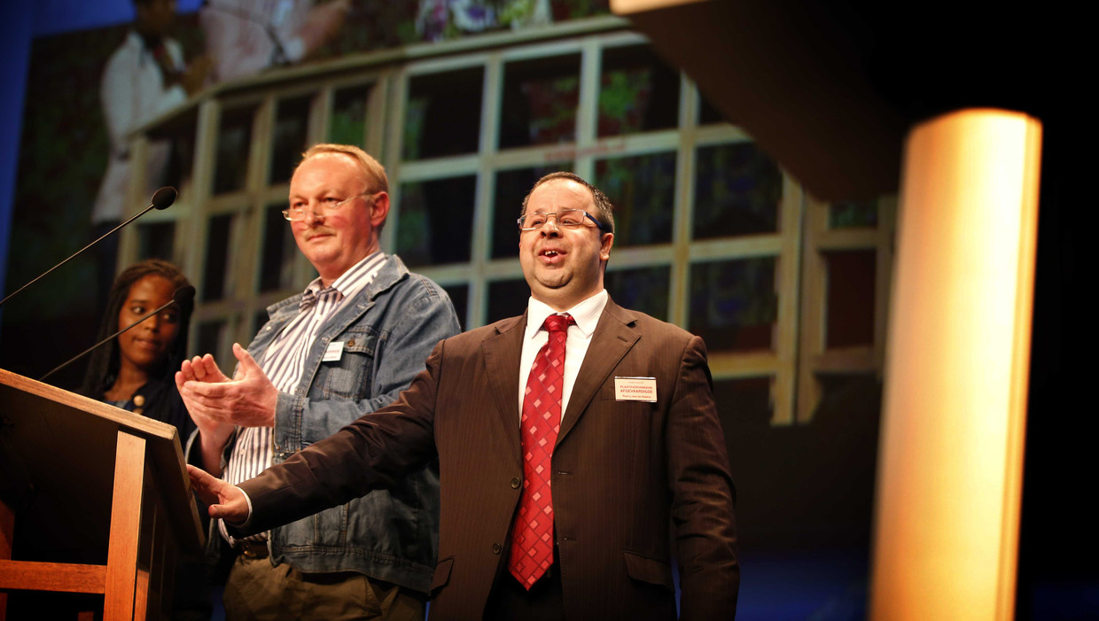 De vroegere Iraanse vluchteling Sander Terphuis (R) tijdens het PvdA-congres in Leeuwarden. Beeld ANP