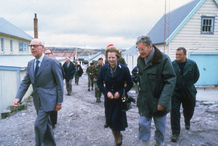 Margaret Thatcher bezoekt de heroverde Falkland Eilanden in 1993.  Beeld Getty Images