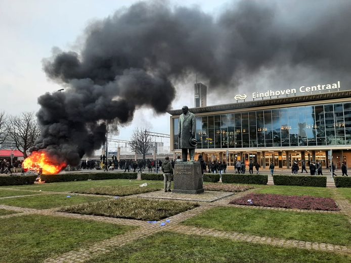 Een auto van ProRail werd in brand gestoken voor het station.