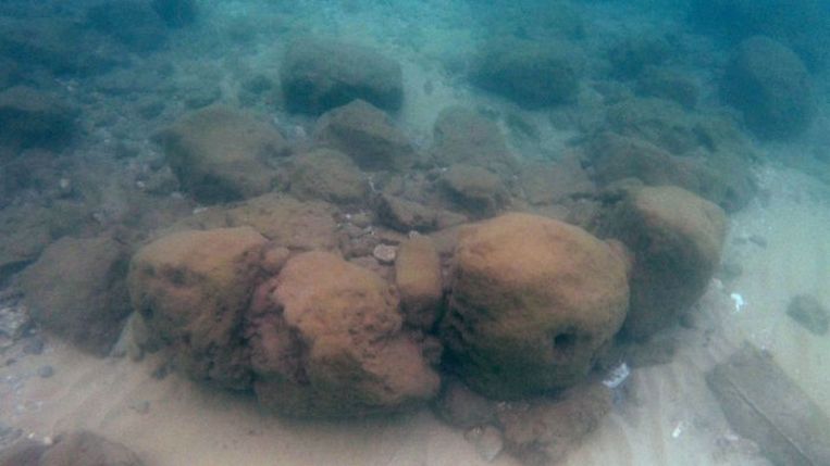 Archeologen vonden restanten van de muur terug op de bodem van de Middellandse Zee.
