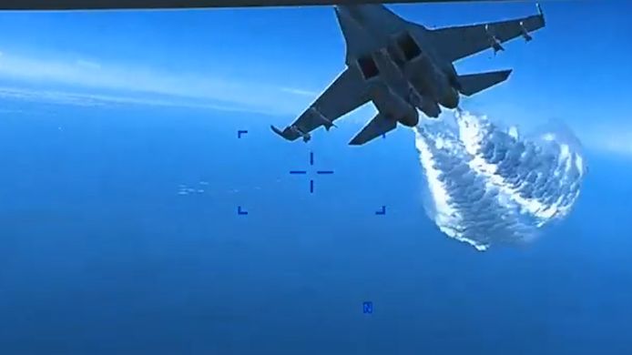 Le premier jet largue du carburant en direction du drone pour tenter de le neutraliser.