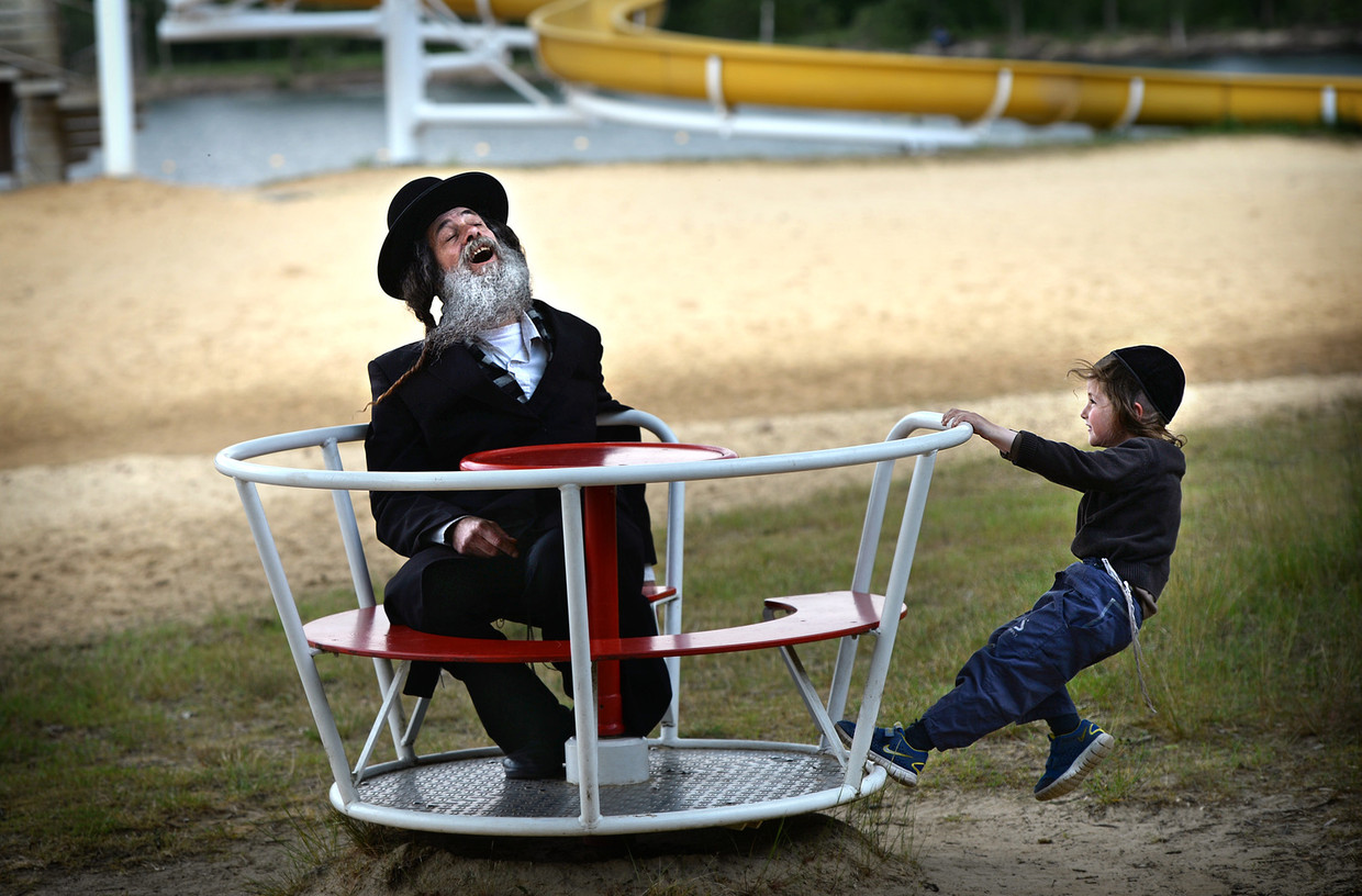 Volgelingen van Eliezer Berland in een Limburgs vakantiepark. Beeld Marcel van den Bergh / de Volkskrant