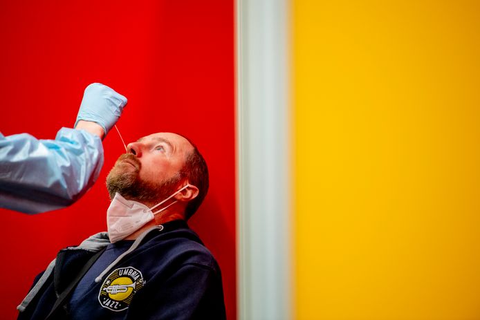 Een GGD-medewerker voert een coronatest uit.
