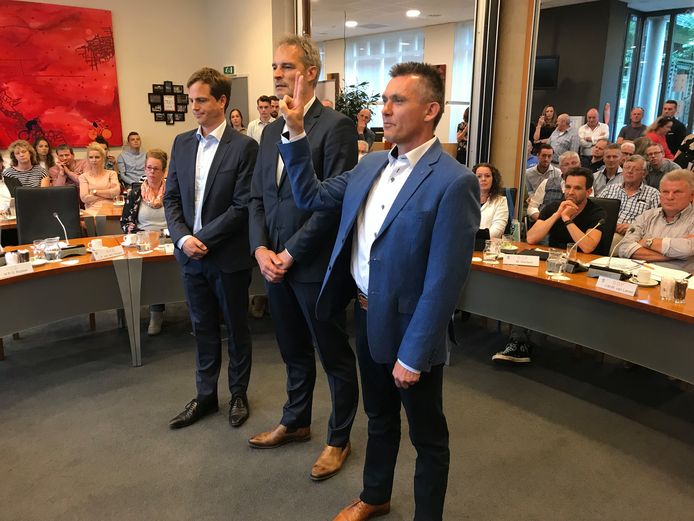 De nieuwe Boekelse wethouders, vlnr Martijn Buijsse, Henri Willems en Marius Tielemans zijn beëdigd.
