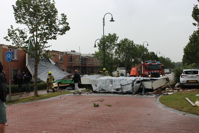 Maandagmiddag heeft een windhoos grote schade aangericht aan de Calandweg in Zierikzee. Van woningen zijn daken afgewaaid, dakpannen en bomen vlogen door de lucht