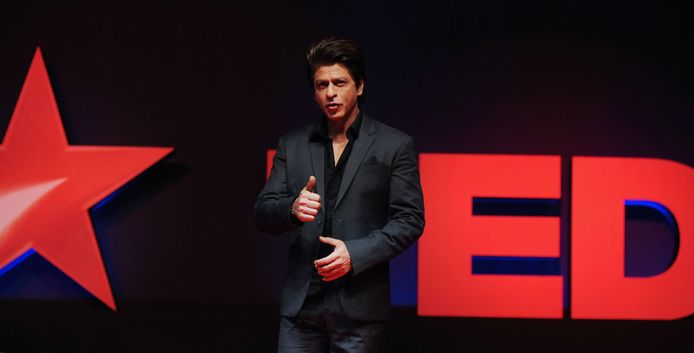 2017-10-05 20:04:55 Indian Bollywood actor Shah Rukh khan speaks during the launch of the television show 'TED Talks India: Nayi Soch' in Mumbai on October 5, 2017. / AFP PHOTO / Sujit Jaiswal