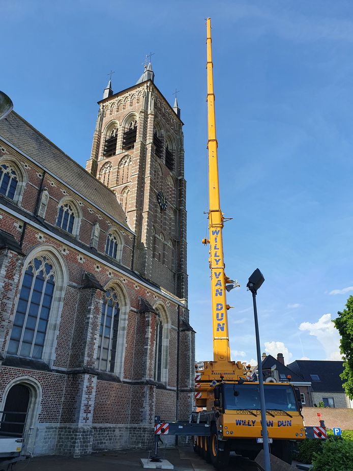 Het kraanbedrijf van Willy Van Dun uit Hoogstraten werd opgetrommeld om de mannen van Gebroeders Van De Sande uit Heuljte hun werk te kunnen laten doen aan de kerk van Sint-Lenaarts.
