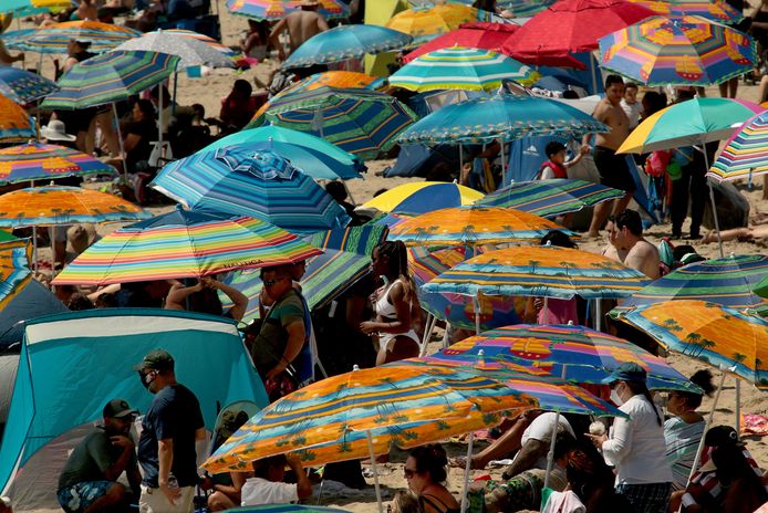 Strandgangers in Santa Monica, Californië tijdens de vorige hittegolf op 15 augustus.