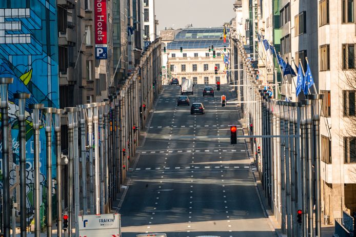 De Wetstraat in Brussel ligt er verlaten uit. Minder auto's betekent echter niet minder fijn stof.