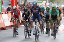 Jasper Philipsen juicht in de vijfde etappe van de Vuelta, Fabio Jakobsen (in de groene trui) eindigt als tweede.