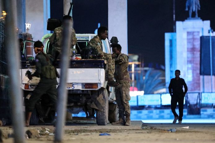 Somalische veiligheidstroepen patrouilleren bij het Hayat-hotel na de aanval van terroristen.