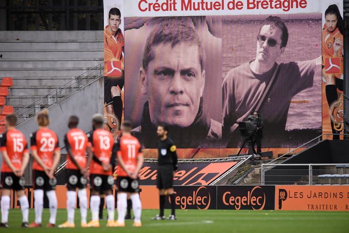 Ook in Franse voetbalstadions, zoals hier in Lorient, wordt dit weekeinde stilgestaan bij de aanslag op geschiedenisleraar Samuel Paty.