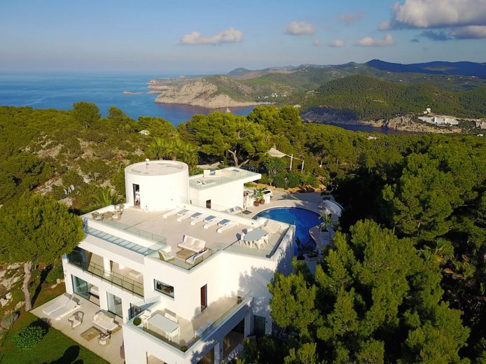 Ook geliefd bij Belgen: Villa Blue in Ibiza. Weekprijs: 35.000 euro.