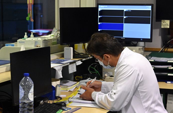 Een arts in een Vivalia-ziekenhuis in Libramont. Op de achtergrond een gehackte computer.
