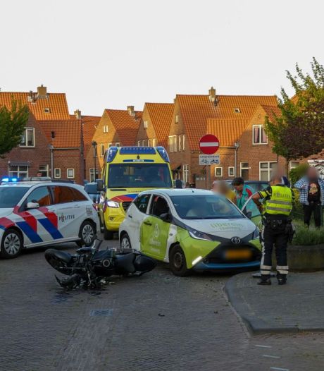 Twee gewonden bij aanrijding in woonwijk Enschede, persoon vliegt over auto