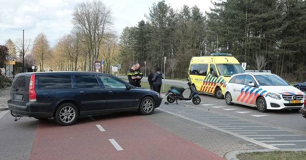Gewonde bij botsing tussen scooter en auto in Oss.