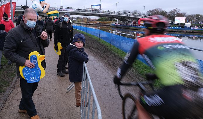 Urban Cross: “Mijn kleinzoon Arthur Vanderbeken wil wielrenner worden later”, lacht opa Yvan uit Deerlijk. “Dus neem ik hem nu en dan eens mee naar de koers en de cross.