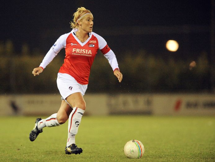 Liesbeth Migchelsen aan de bal namens AZ in 2008.