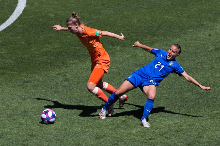  De Italiaanse Valentina Cernoia wordt gepasseerd door Oranje-ster Vivianne Miedema in de kwartfinale op het WK Vrouwenvoetbal in Frankrijk.  Beeld Getty Images