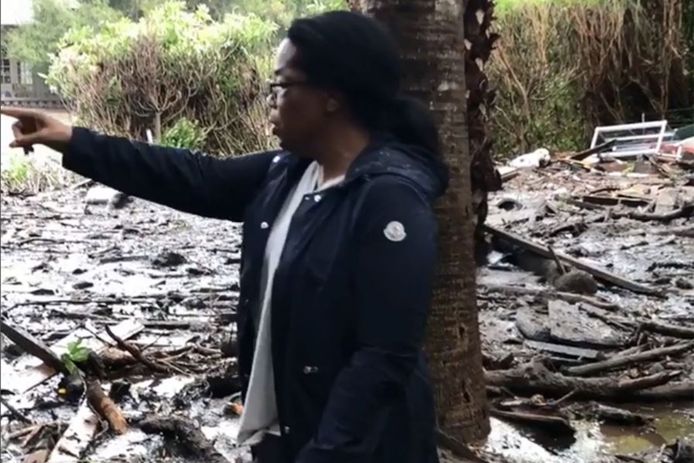 In een filmpje op Instagram laat Oprah de ravage zien na modderstromen rond haar landgoed.